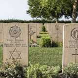 Un luogo dove non ci sono n� mausolei n� cappelle, ma solo centinaia e centinaia di tombe tutte uguali, che non rendono possibile distinguere il ricco dal povero e dove � facile imbattersi in una lapide con su incisa una croce accanto a un�altra contraddista dalla stella di Davide
